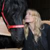 Daryl Hannah complice avec un magnifique cheval lors de l'inauguration d'un refuge Gut Aiderbichl à Iffeldorf, une toute petite commune de Bavière en Allemagne. Le 28 avril 2013.
