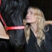 Daryl Hannah angélique auprès d'un beau cheval noir : Un combat dans la douceur