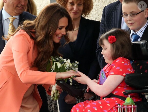 Kate Middleton visitant la Naomi House dans le Hampshire le 29 avril 2013 dans le cadre de son patronage de East Anglia's Children's Hospices et de la Children's Hospice Week.