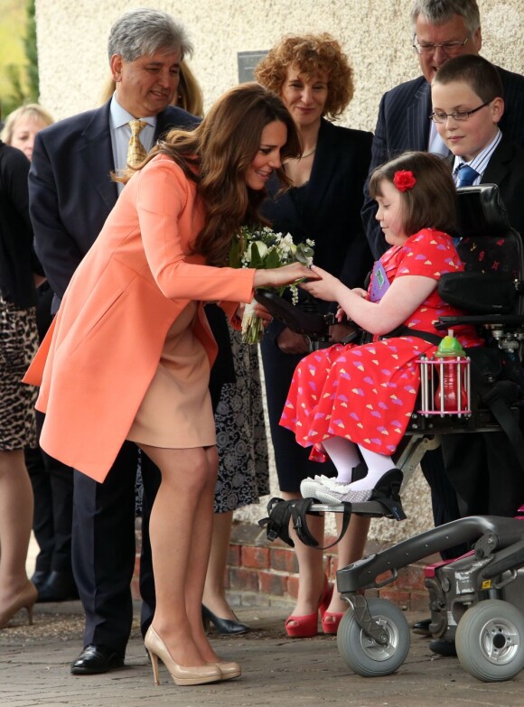 La duchesse Catherine de Cambridge en visite à la Naomi House dans le Hampshire le 29 avril 2013 dans le cadre de son patronage de East Anglia's Children's Hospices et de la Children's Hospice Week.
