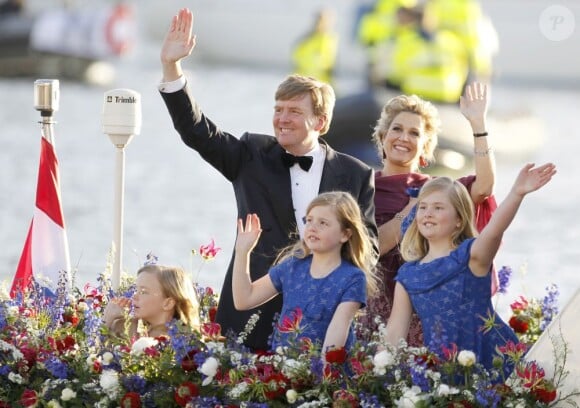 Le roi Willem-Alexander des Pays-Bas, la reine Maxima et leurs filles, les princesses Catharina-Amalia, Alexia et Ariane, ont embarqué au soir du 30 avril 2013 pour une parade aquatique sur le lac IJ d'Amsterdam en conclusion des festivités pour l'intronisation du roi, parachevées par un banquet offert par le gouvernement.