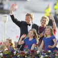 Le roi Willem-Alexander des Pays-Bas, la reine Maxima et leurs filles, les princesses Catharina-Amalia, Alexia et Ariane, ont embarqué au soir du 30 avril 2013 pour une parade aquatique sur le lac IJ d'Amsterdam en conclusion des festivités pour l'intronisation du roi, parachevées par un banquet offert par le gouvernement. 