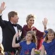  Le roi Willem-Alexander des Pays-Bas, la reine Maxima et leurs filles, les princesses Catharina-Amalia, Alexia et Ariane, ont embarqué au soir du 30 avril 2013 pour une parade aquatique sur le lac IJ d'Amsterdam en conclusion des festivités pour l'intronisation du roi, parachevées par un banquet offert par le gouvernement. 