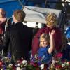 La princesse héritière Catharina-Amalia, 9 ans, salue durant la parade aquatique sur l'IJ avant le banquet final offert par le gouvernement pour l'intronisation du roi Willem-Alexander des Pays-Bas, le 30 avril 2013 à Amsterdam.
