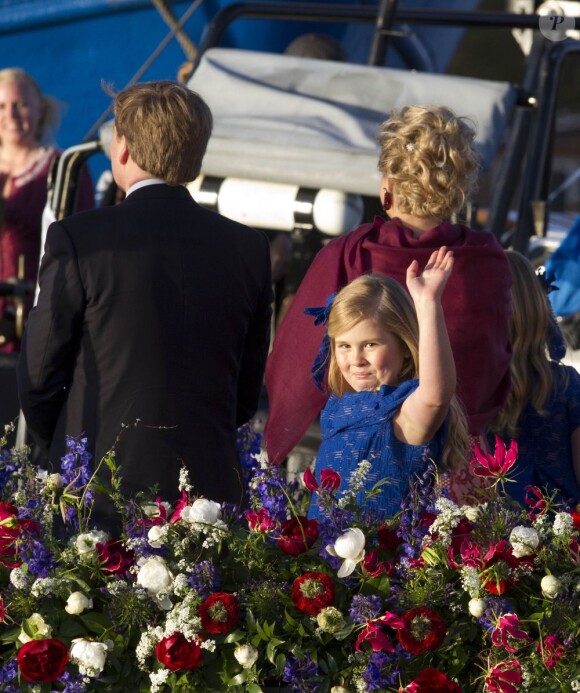 La princesse héritière Catharina-Amalia, 9 ans, salue durant la parade aquatique sur l'IJ avant le banquet final offert par le gouvernement pour l'intronisation du roi Willem-Alexander des Pays-Bas, le 30 avril 2013 à Amsterdam.