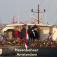 Le roi Willem-Alexander des Pays-Bas et sa famille lors de la parade aquatique de l'intronisation, sur l'IJ, le 30 avril 2013 à Amsterdam.