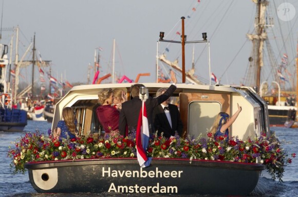 Le roi Willem-Alexander des Pays-Bas et sa famille lors de la parade aquatique de l'intronisation, sur l'IJ, le 30 avril 2013 à Amsterdam.