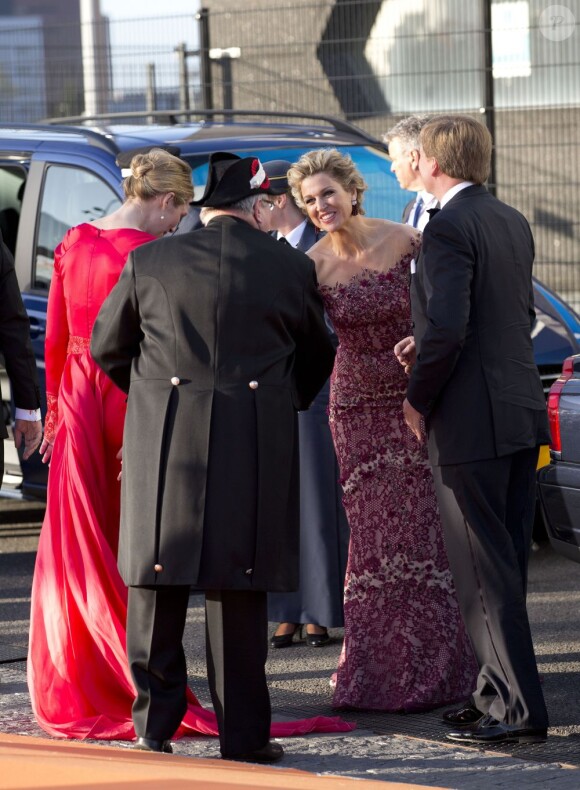 Maxima et Willem-Alexander prêts à embarquer pour la parade aquatique précédant le banquet final de l'intronisation du fils de la princesse Beatrix, le 30 avril 2013 à Amsterdam.