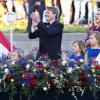 Le roi Willem-Alexander des Pays-Bas, la reine Maxima et leurs trois filles (Ariane, Alexia, Catharina-Amalia) lors de la parade aquatique précédant le banquet final de l'intronisation du fils de la princesse Beatrix, le 30 avril 2013 à Amsterdam.
