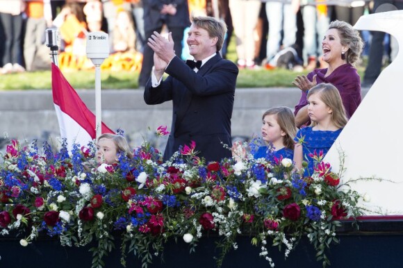 Le roi Willem-Alexander des Pays-Bas, la reine Maxima et leurs trois filles (Ariane, Alexia, Catharina-Amalia) lors de la parade aquatique précédant le banquet final de l'intronisation du fils de la princesse Beatrix, le 30 avril 2013 à Amsterdam.