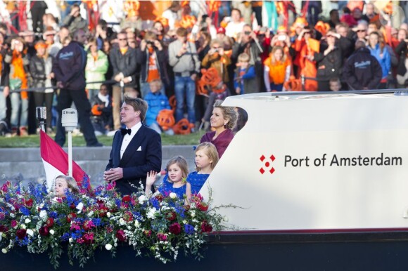Le roi Willem-Alexander des Pays-Bas, la reine Maxima et leurs trois filles (Ariane, Alexia, Catharina-Amalia) sous les yeux de la foule lors de la parade aquatique précédant le banquet final de l'intronisation du fils de la princesse Beatrix, le 30 avril 2013 à Amsterdam.