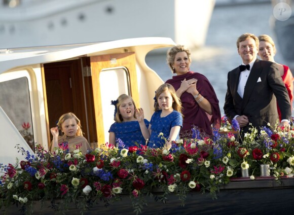 Le roi Willem-Alexander, la reine Maxima et leurs trois filles (Ariane, Alexia, Catharina-Amalia) lors de la parade aquatique précédant le banquet final de l'intronisation du fils de la princesse Beatrix, le 30 avril 2013 à Amsterdam.