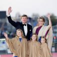 Le roi Willem-Alexander des Pays-Bas, la reine Maxima et leurs filles Catharina-Amalia, Alexia et Ariane saluent le public après la parade aquatique précédant le banquet final de l'intronisation du fils de la princesse Beatrix, le 30 avril 2013 à Amsterdam.
