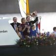 Le roi Willem-Alexander des Pays-Bas, la reine Maxima, leurs filles et le maire d'Amsterdam lors de la parade aquatique précédant le banquet final de l'intronisation du fils de la princesse Beatrix, le 30 avril 2013.