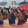 La foule ovationnant le passage du roi Willem-Alexander des Pays-Bas, la reine Maxima et leurs trois filles pour la parade aquatique précédant le banquet final de l'intronisation du fils de la princesse Beatrix, le 30 avril 2013 à Amsterdam.