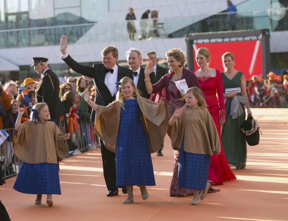 La foule ovationnant le passage du roi Willem-Alexander des Pays-Bas, la reine Maxima et leurs trois filles pour la parade aquatique précédant le banquet final de l'intronisation du fils de la princesse Beatrix, le 30 avril 2013 à Amsterdam.