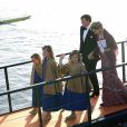 Le roi Willem-Alexander des Pays-Bas, la reine Maxima et leurs filles Catharina-Amalia, Alexia et Ariane lors de la parade aquatique précédant le banquet final de l'intronisation du fils de la princesse Beatrix, le 30 avril 2013 à Amsterdam.