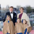 Le roi Willem-Alexander des Pays-Bas, la reine Maxima et leurs filles Catharina-Amalia, Alexia et Ariane posent au moment de la parade aquatique précédant le banquet final de l'intronisation du fils de la princesse Beatrix, le 30 avril 2013 à Amsterdam.