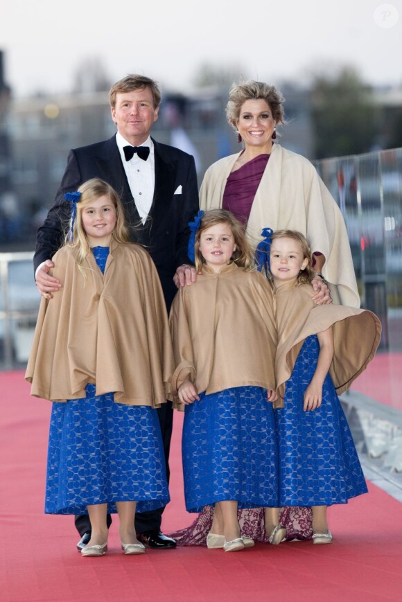 Le roi Willem-Alexander des Pays-Bas, la reine Maxima et leurs filles Catharina-Amalia, Alexia et Ariane posent au moment de la parade aquatique précédant le banquet final de l'intronisation du fils de la princesse Beatrix, le 30 avril 2013 à Amsterdam.