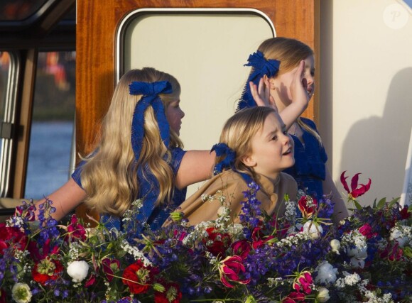 Les princesses Catharina-Amalia, Alexia et Ariane lors de la parade aquatique précédant le banquet final de l'intronisation de leur père le roi Willem-Alexander des Pays-Bas, le 30 avril 2013 à Amsterdam.