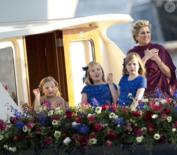 Les princesses Catharina-Amalia, Alexia et Ariane avec leur mère la reine Maxima lors de la parade aquatique précédant le banquet final de l'intronisation de leur père le roi Willem-Alexander des Pays-Bas, le 30 avril 2013 à Amsterdam.