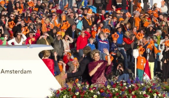 Parade aquatique du roi Willem-Alexander des Pays-Bas, de la reine Maxima et de leurs filles les princesses Catharina-Amalia, précédant le banquet final de l'intronisation du fils de la princesse Beatrix, le 30 avril 2013 à Amsterdam.