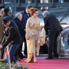 La princesse Lalla Salma du Maroc, en caftan doré, arrivant au Muziekgebouw Aan't IJ pour le banquet final de l'intronisation du roi Willem-Alexander des Pays-Bas, après la parade aquatique sur l'IJ, le 30 avril 2013 à Amsterdam.