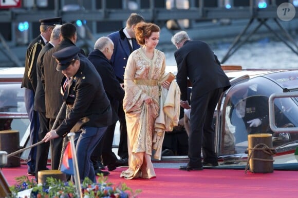 La princesse Lalla Salma du Maroc, en caftan doré, arrivant au Muziekgebouw Aan't IJ pour le banquet final de l'intronisation du roi Willem-Alexander des Pays-Bas, après la parade aquatique sur l'IJ, le 30 avril 2013 à Amsterdam.