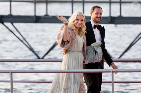 La princesse Mette-Marit et le prince Haakon de Norvège arrivant au Muziekgebouw Aan't IJ pour le banquet final de l'intronisation du roi Willem-Alexander des Pays-Bas, après la parade aquatique sur l'IJ, le 30 avril 2013 à Amsterdam.