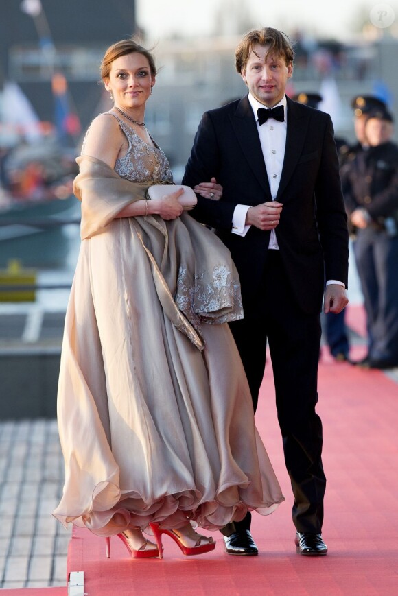 Le prince Floris et la princesse Aimee, enceinte, arrivant au Muziekgebouw Aan't IJ pour le banquet final de l'intronisation du roi Willem-Alexander des Pays-Bas, après la parade aquatique sur l'IJ, le 30 avril 2013 à Amsterdam.