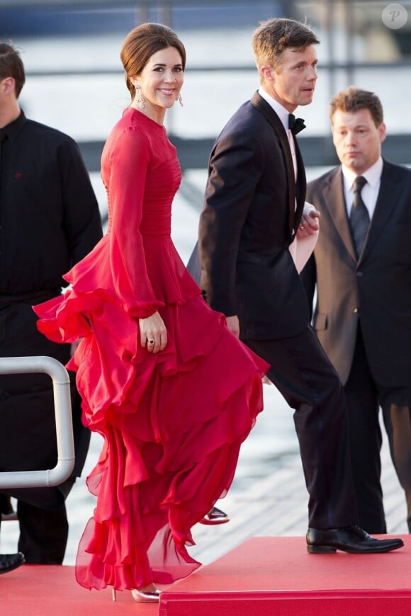 La princesse Mary de Danemark divine avec le prince Frederik, arrivant au Muziekgebouw Aan't IJ pour le banquet final de l'intronisation du roi Willem-Alexander des Pays-Bas, après la parade aquatique sur l'IJ, le 30 avril 2013 à Amsterdam.