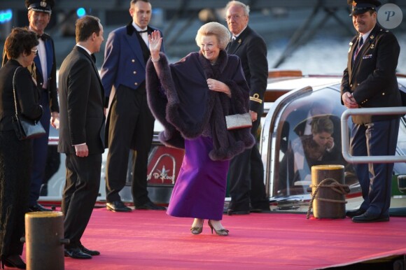 La princesse Beatrix arrivant au Muziekgebouw Aan't IJ pour le banquet final de l'intronisation du roi Willem-Alexander des Pays-Bas, après la parade aquatique sur l'IJ, le 30 avril 2013 à Amsterdam.