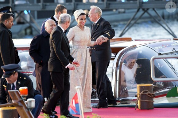 La cheikha Mozah bint Nasser al Misned du Qatar arrivant au Muziekgebouw Aan't IJ pour le banquet final de l'intronisation du roi Willem-Alexander des Pays-Bas, après la parade aquatique sur l'IJ, le 30 avril 2013 à Amsterdam.