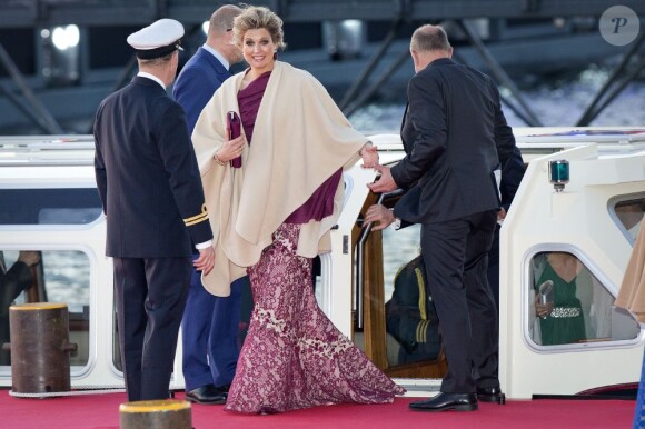 La reine Maxima arrivant au Muziekgebouw Aan't IJ pour le banquet final de l'intronisation du roi Willem-Alexander des Pays-Bas, après la parade aquatique sur l'IJ, le 30 avril 2013 à Amsterdam.