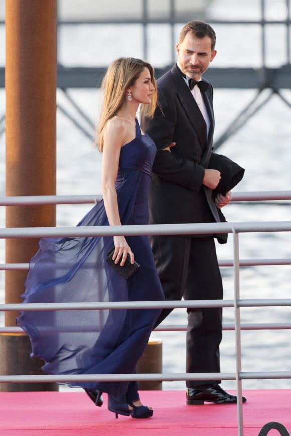 La princesse Letizia et le prince Felipe d'Espagne arrivant au Muziekgebouw Aan't IJ pour le banquet final de l'intronisation du roi Willem-Alexander des Pays-Bas, après la parade aquatique sur l'IJ, le 30 avril 2013 à Amsterdam.