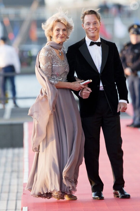 La princesse Irene des Pays-Bas et son fils Jaime de Bourbon-Parme arrivant au Muziekgebouw Aan't IJ pour le banquet final de l'intronisation du roi Willem-Alexander des Pays-Bas, après la parade aquatique sur l'IJ, le 30 avril 2013 à Amsterdam.
