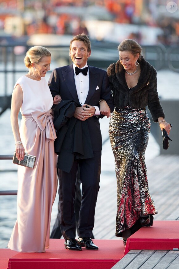 Le prince Maurits entouré des princesses Mabel et Marilene, arrivant au Muziekgebouw Aan't IJ pour le banquet final de l'intronisation du roi Willem-Alexander des Pays-Bas, après la parade aquatique sur l'IJ, le 30 avril 2013 à Amsterdam.