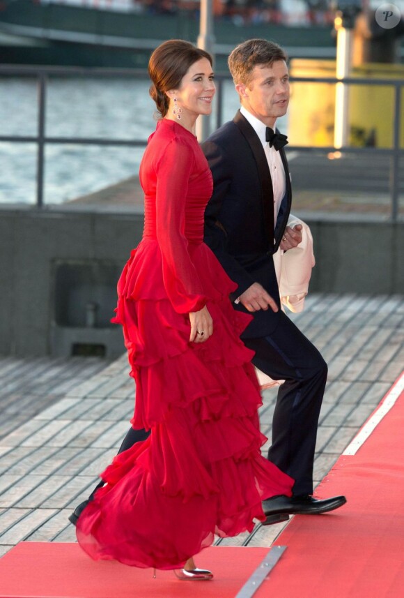 La princesse Mary et le prince Frederik de Danemark arrivant au Muziekgebouw Aan't IJ pour le banquet final de l'intronisation du roi Willem-Alexander des Pays-Bas, après la parade aquatique sur l'IJ, le 30 avril 2013 à Amsterdam.