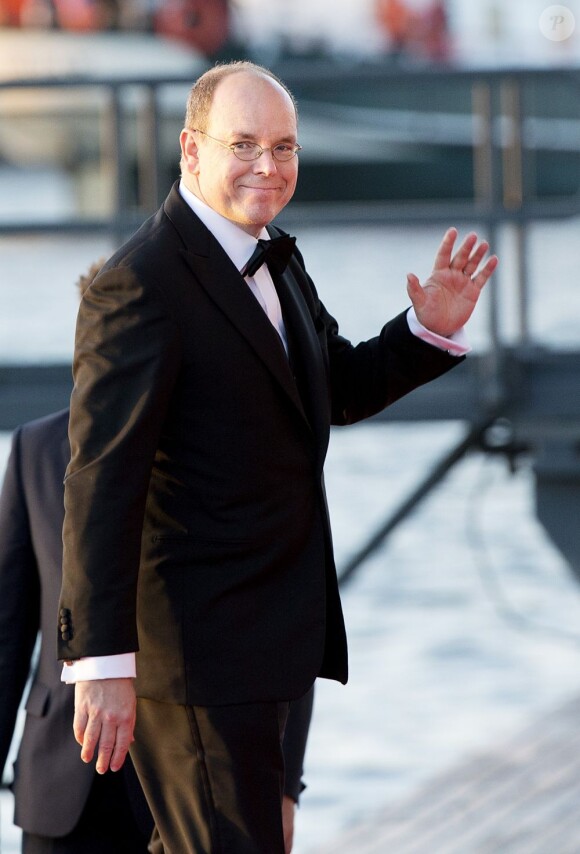 Le prince Albert de Monaco arrivant au Muziekgebouw Aan't IJ pour le banquet final de l'intronisation du roi Willem-Alexander des Pays-Bas, après la parade aquatique sur l'IJ, le 30 avril 2013 à Amsterdam.