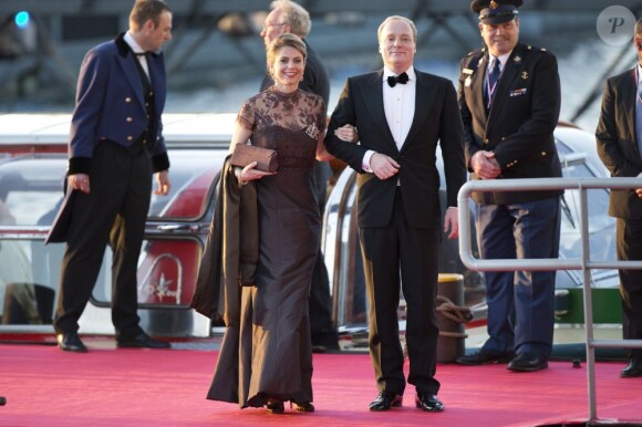Le prince Carlos et la princesse Annemarie de Bourbon-Parme arrivant au Muziekgebouw Aan't IJ pour le banquet final de l'intronisation du roi Willem-Alexander des Pays-Bas, après la parade aquatique sur l'IJ, le 30 avril 2013 à Amsterdam.