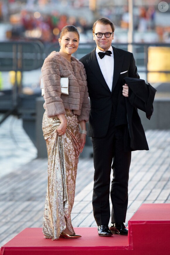 La princesse Victoria de Suède et le prince Daniel arrivant au Muziekgebouw Aan't IJ pour le banquet final de l'intronisation du roi Willem-Alexander des Pays-Bas, après la parade aquatique sur l'IJ, le 30 avril 2013 à Amsterdam.