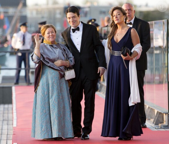 La princesse Christina avec ses enfants Bernardo et Juliana Guillermo arrivant au Muziekgebouw Aan't IJ pour le banquet final de l'intronisation du roi Willem-Alexander des Pays-Bas, après la parade aquatique sur l'IJ, le 30 avril 2013 à Amsterdam.
