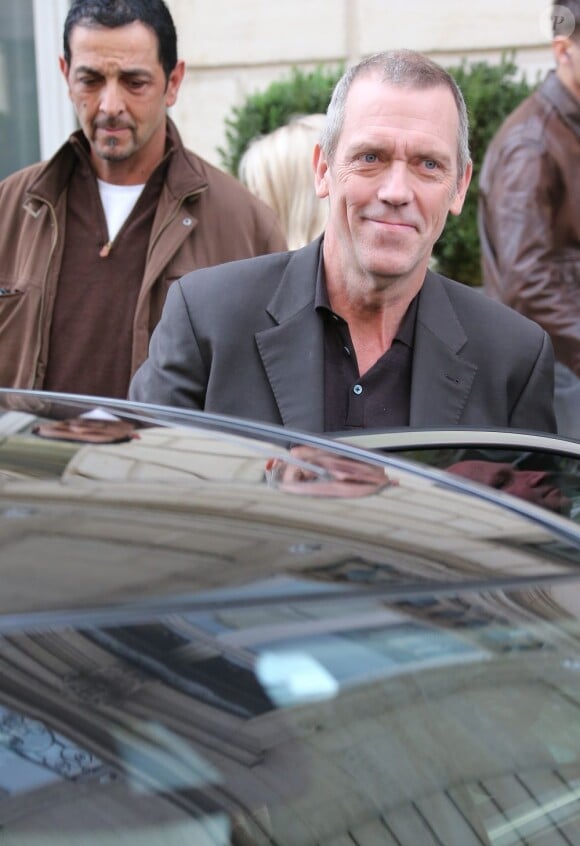 L'acteur et chanteur Hugh Laurie sort des studios de la radio RTL à Paris, le 29 avril 2013.