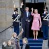 Le roi Willem-Alexander des Pays-Bas, la reine Maxima et leurs filles Catharina-Amalia (9 ans), Alexia (7 ans) et Ariane (6 ans) quittant le palais royal d'Amsterdam, le 1er mai 2013, au lendemain de l'intronisation du monarque.