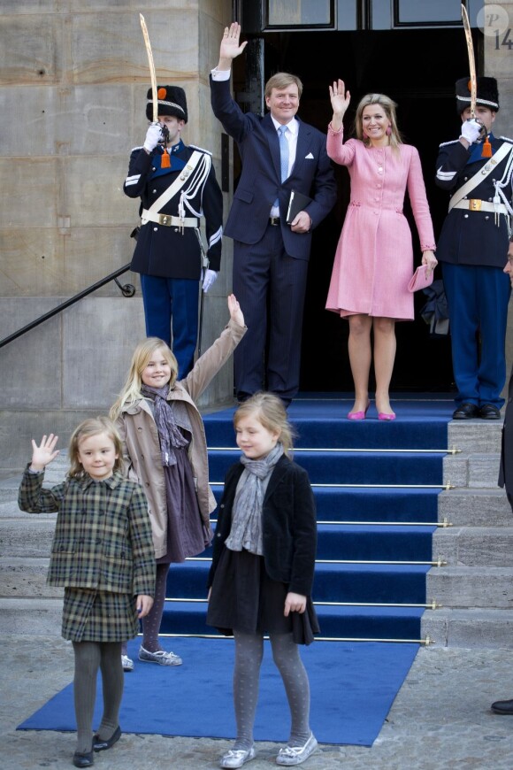 Le roi Willem-Alexander des Pays-Bas, la reine Maxima et leurs filles Catharina-Amalia (9 ans), Alexia (7 ans) et Ariane (6 ans) quittant le palais royal d'Amsterdam, le 1er mai 2013, au lendemain de l'intronisation du monarque.