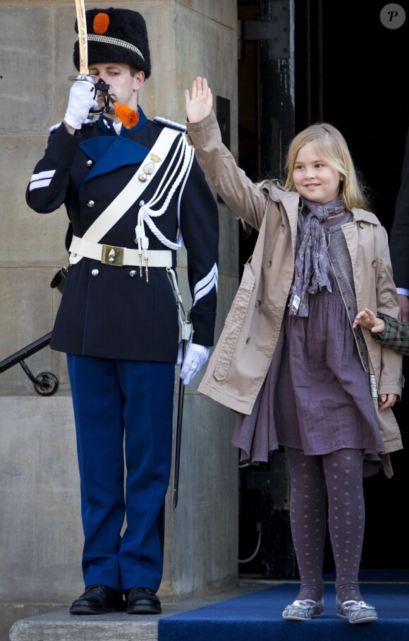 Le roi Willem-Alexander des Pays-Bas, la reine Maxima et leurs filles Catharina-Amalia (9 ans), Alexia (7 ans) et Ariane (6 ans) quittant le palais royal d'Amsterdam, le 1er mai 2013, au lendemain de l'intronisation du monarque.