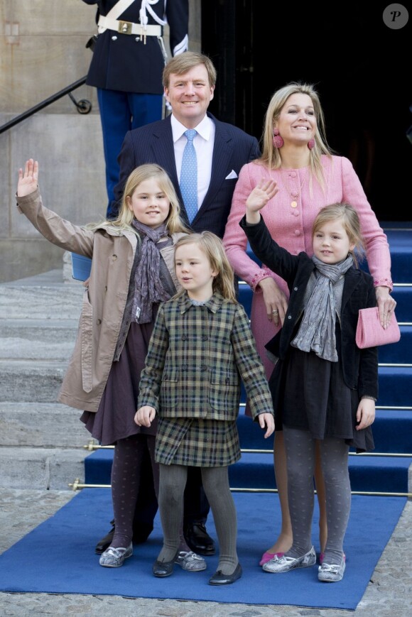 Le roi Willem-Alexander des Pays-Bas, la reine Maxima et leurs filles Catharina-Amalia (9 ans), Alexia (7 ans) et Ariane (6 ans) quittant le palais royal d'Amsterdam, le 1er mai 2013, au lendemain de l'intronisation du monarque.