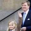 Le roi Willem-Alexander des Pays-Bas et la princesse héritière Catharina-Amalia (9 ans) quittant le palais royal d'Amsterdam, le 1er mai 2013, au lendemain de l'intronisation du monarque.