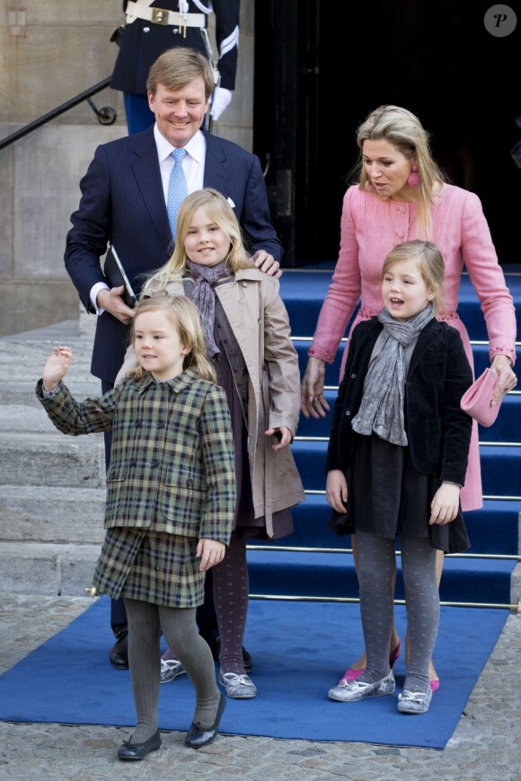 Le roi Willem-Alexander des Pays-Bas, la reine Maxima et leurs filles Catharina-Amalia (9 ans), Alexia (7 ans) et Ariane (6 ans) quittant le palais royal d'Amsterdam, le 1er mai 2013, au lendemain de l'intronisation du monarque.