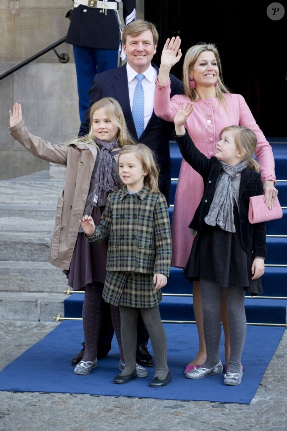 Le roi Willem-Alexander des Pays-Bas, la reine Maxima et leurs filles Catharina-Amalia (9 ans), Alexia (7 ans) et Ariane (6 ans) quittant le palais royal d'Amsterdam, le 1er mai 2013, au lendemain de l'intronisation du monarque.